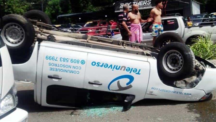 Sufre accidente de tránsito equipo de prensa del canal Teleuniverso de Santiago