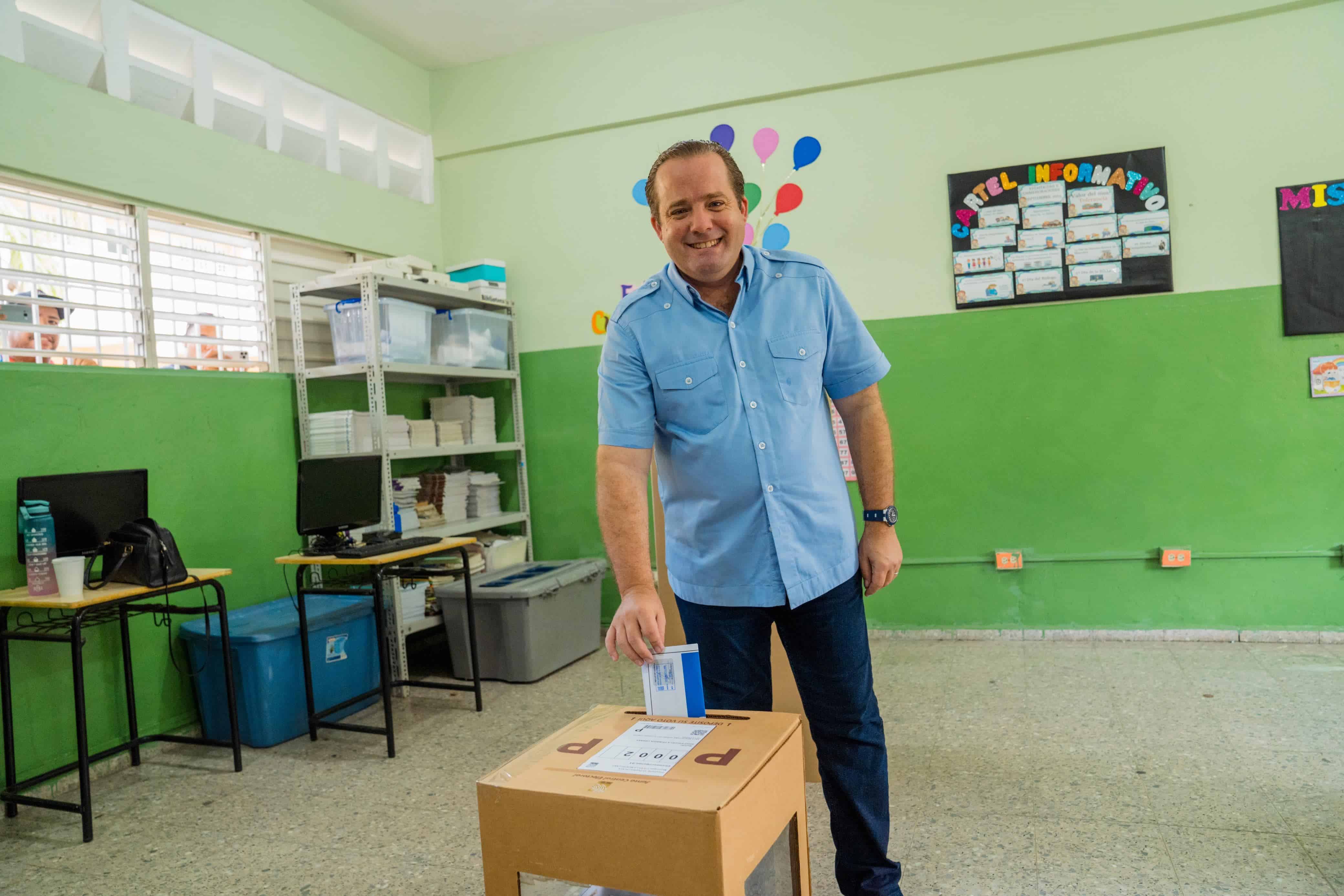 José Ignacio Paliza, presidente del PRM, acude a votar en las primarias del partido.