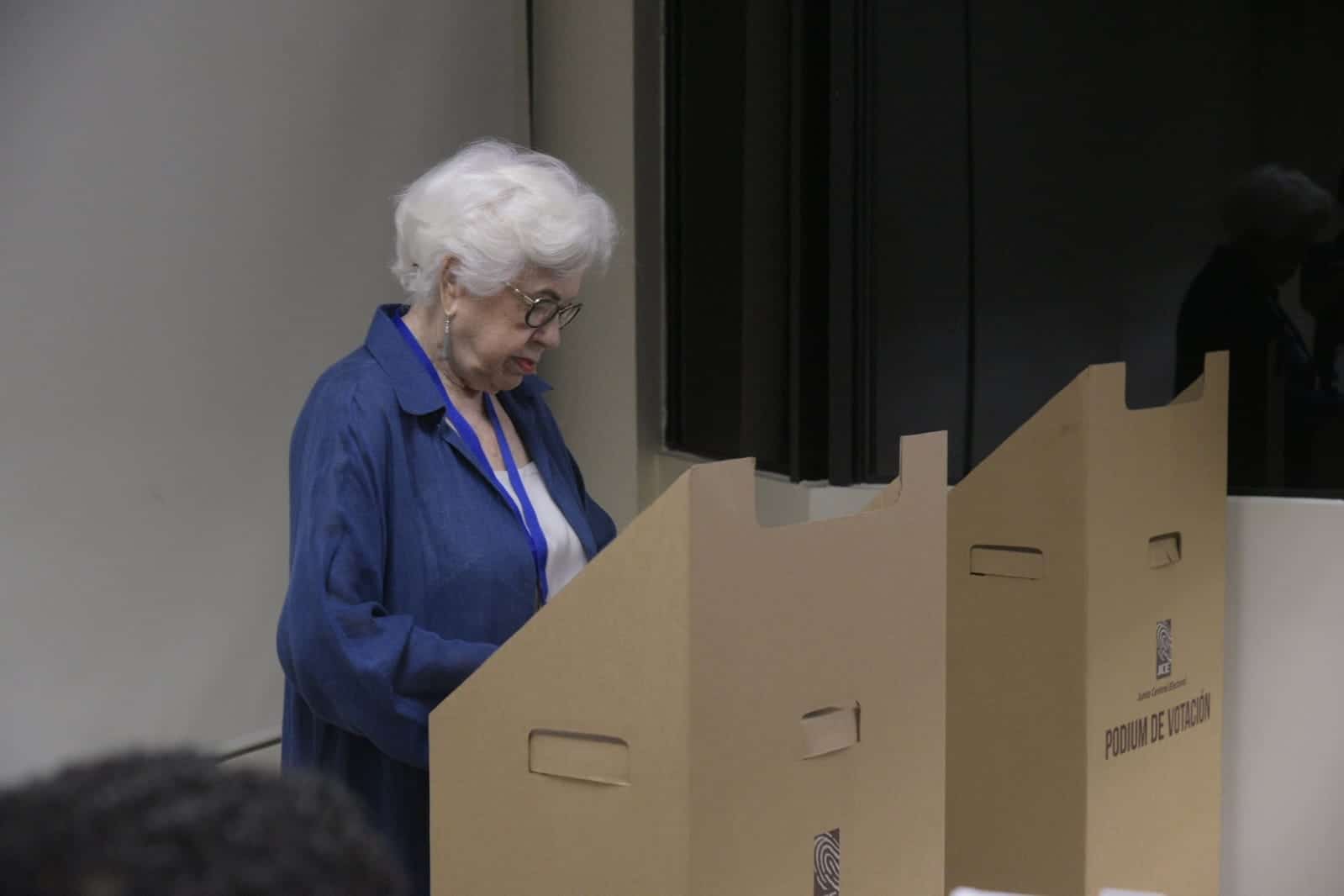 La dirigente Milagros Ortiz Bosch ejerciendo su derecho al voto en las primarias del PRM.