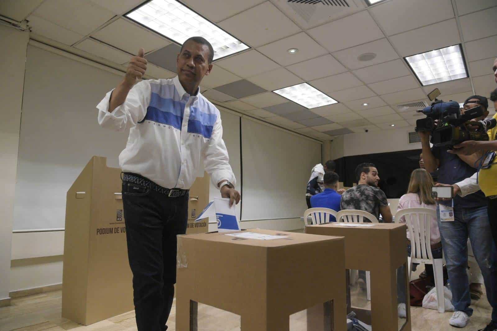 El precandidato presidencial, Guido Gómez Mazara, ejerciendo su derecho al voto en las primarias del PRM.