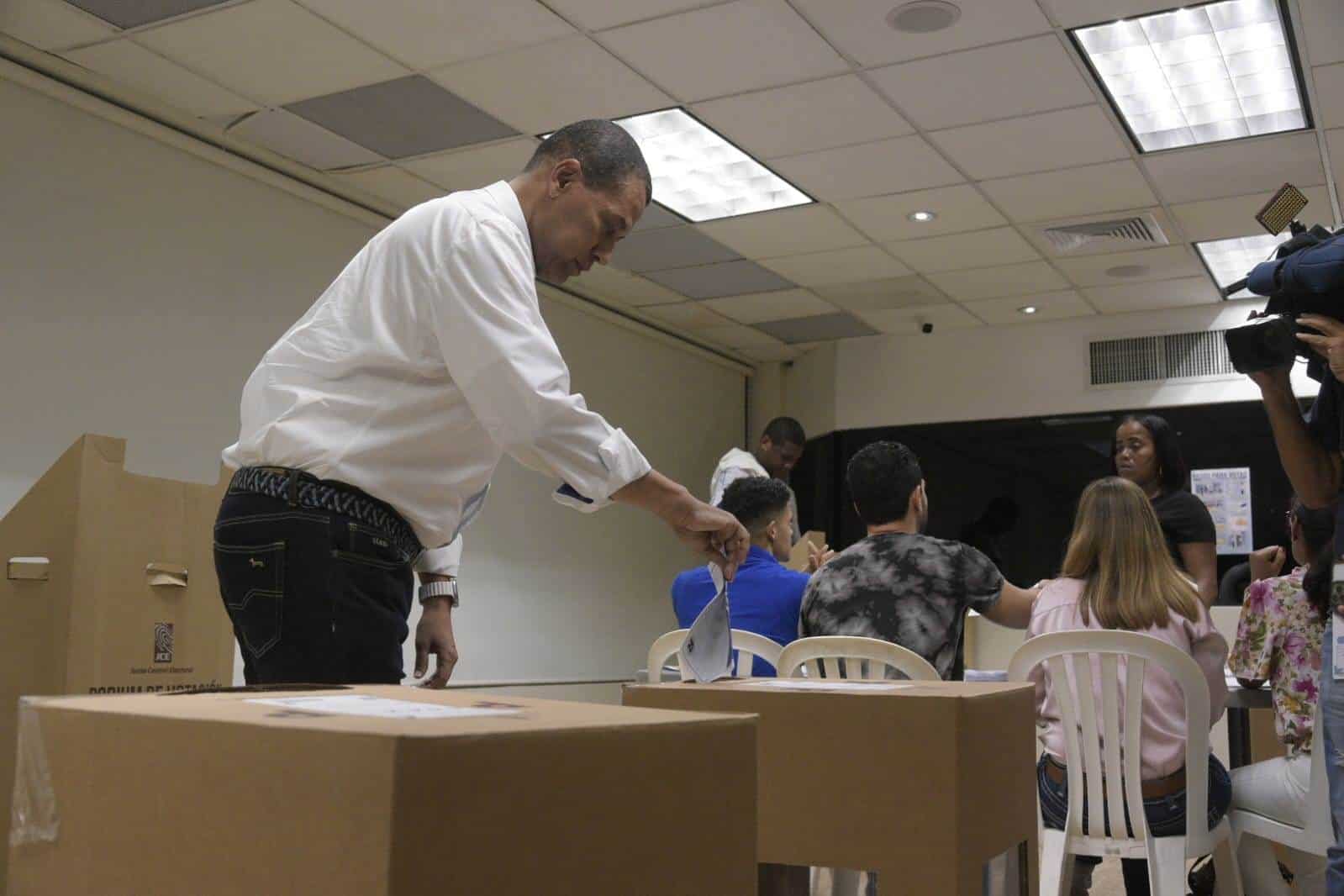 El precandidato presidencial, Guido Gómez Mazara, ejerciendo su derecho al voto en las primarias del PRM.