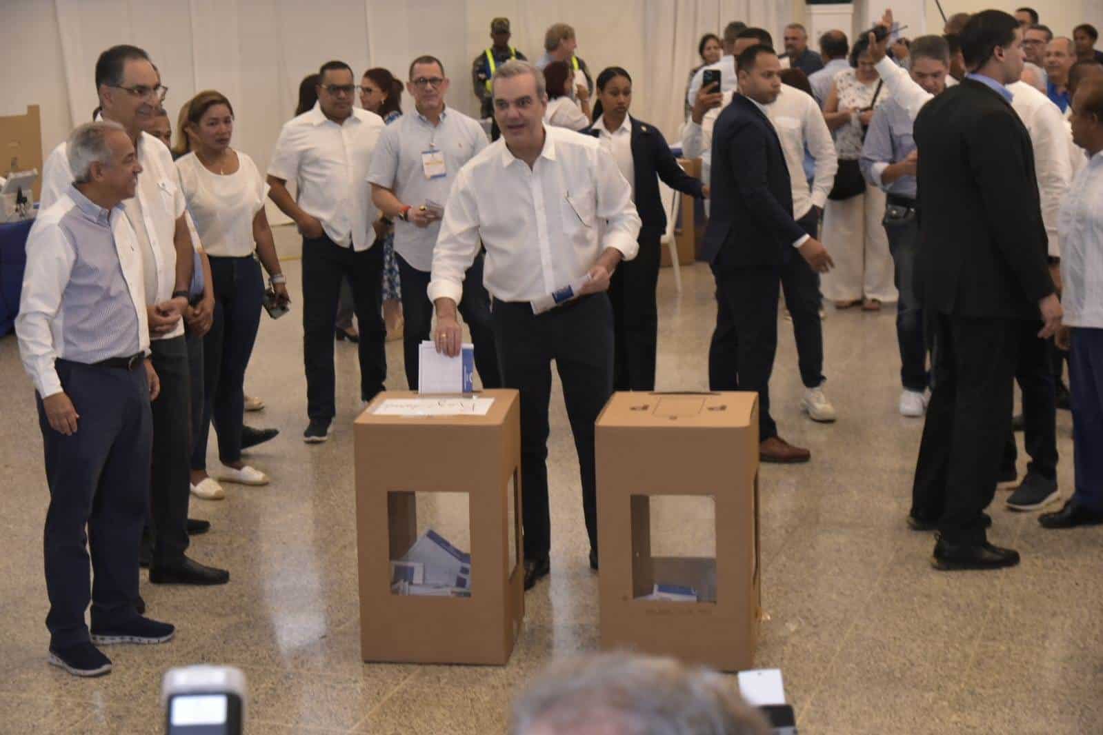 El presidente dominicano, Luis Abinader, acude a votar en las primarias del PRM.
