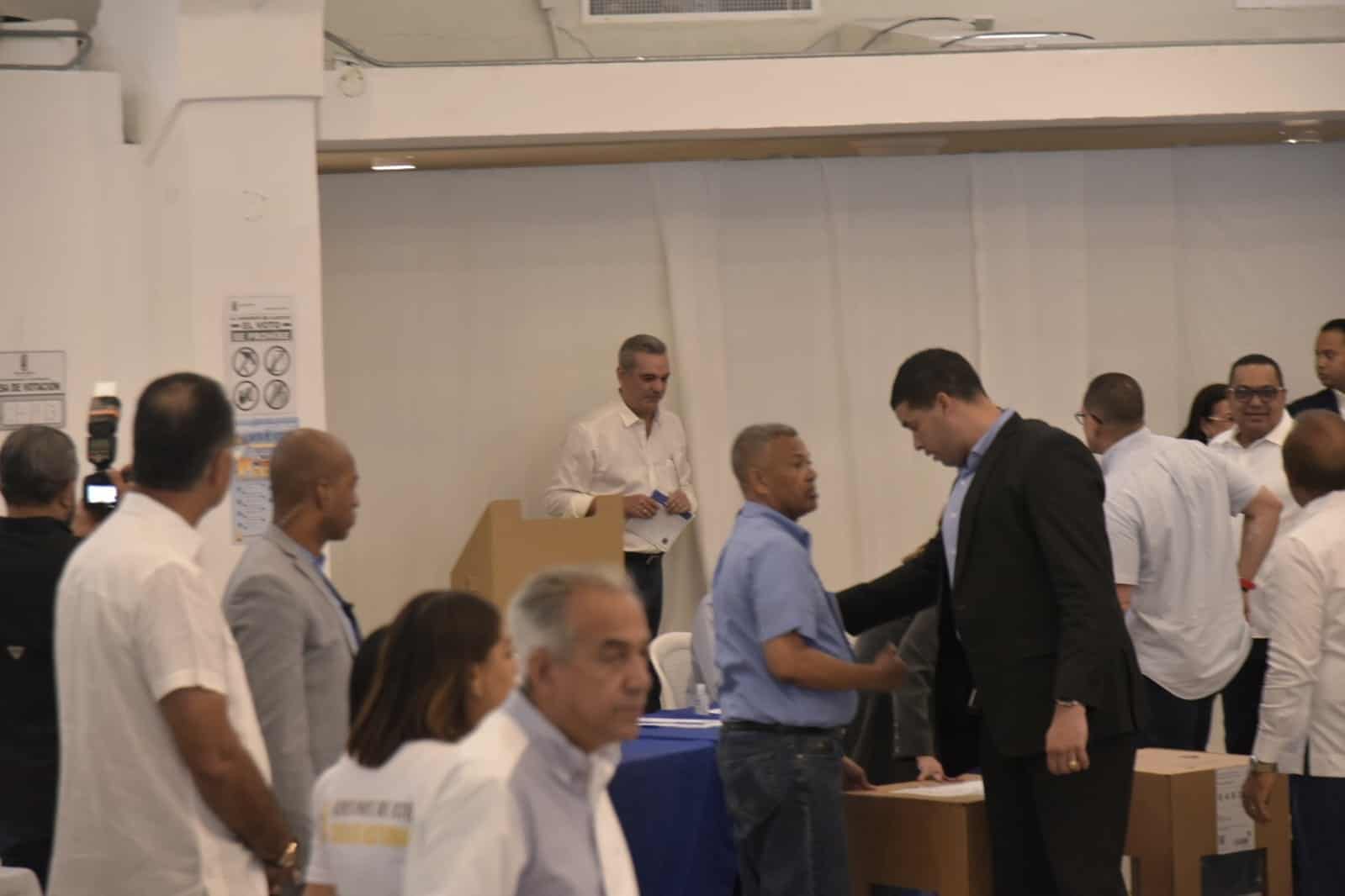 El presidente dominicano, Luis Abinader, acude a votar en las primarias del PRM.