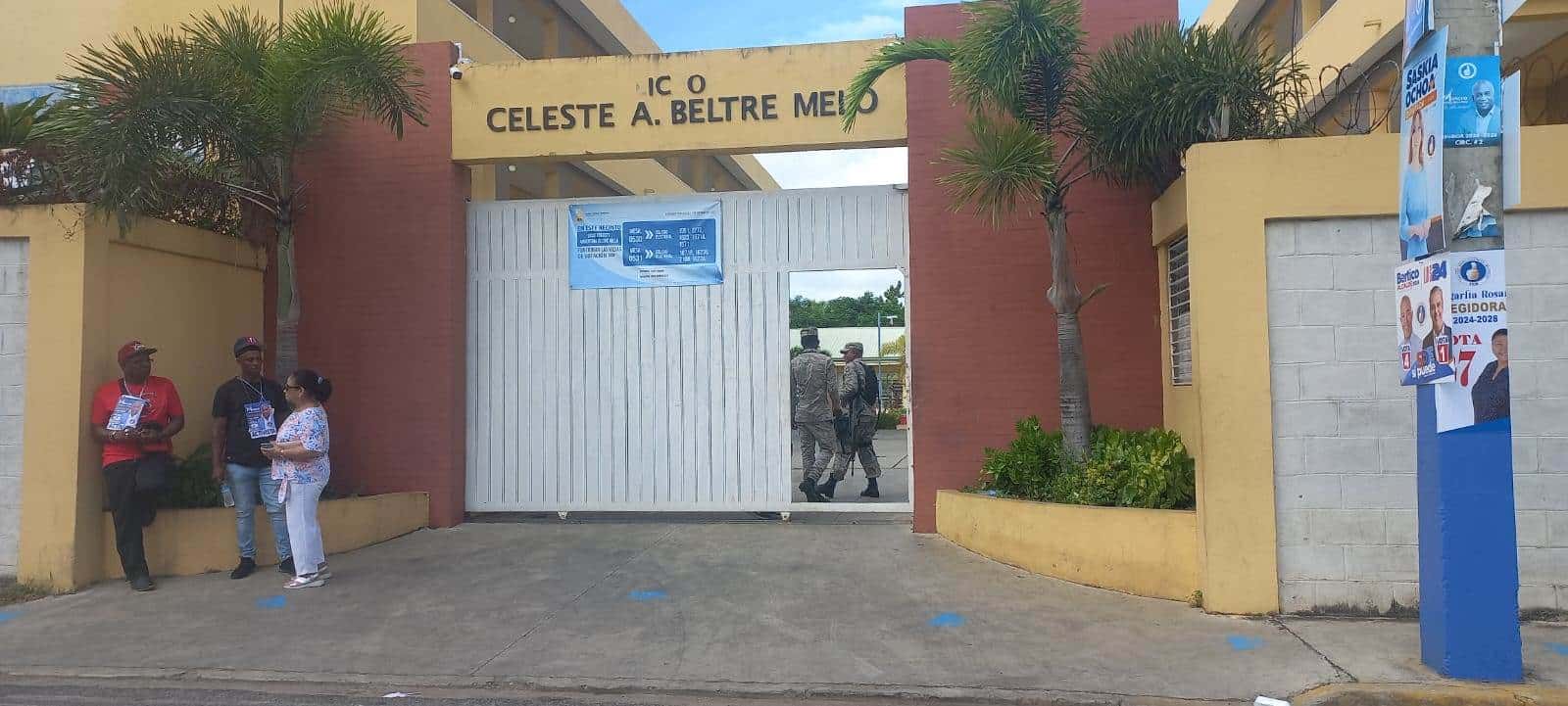 Las votaciones en el recinto 00598  en el Liceo Celeste Argentina Beltre Melo en Santo Domingo Este.