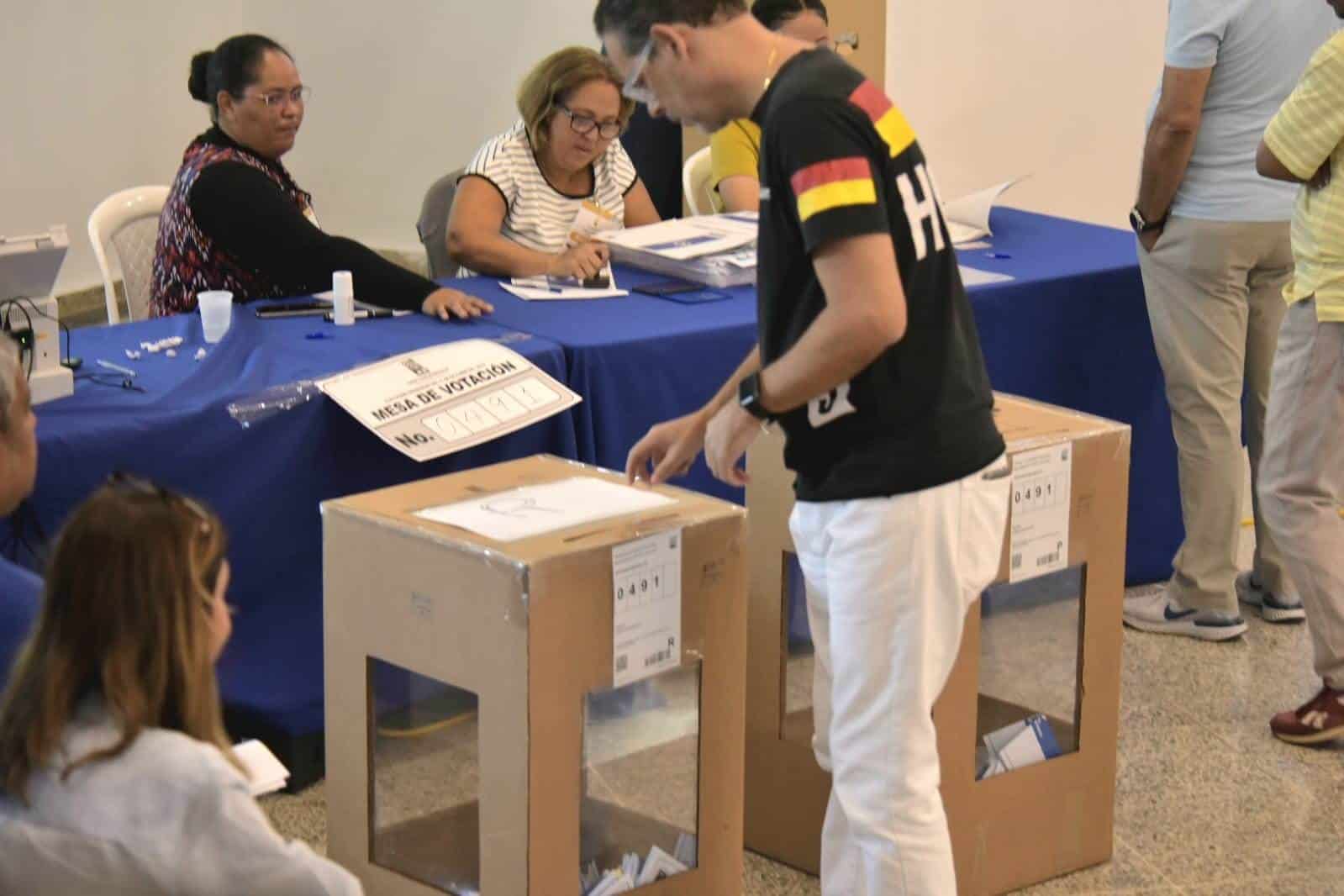 Ciudadanos ejerciendo su derecho al voto en las primarias del PRM.