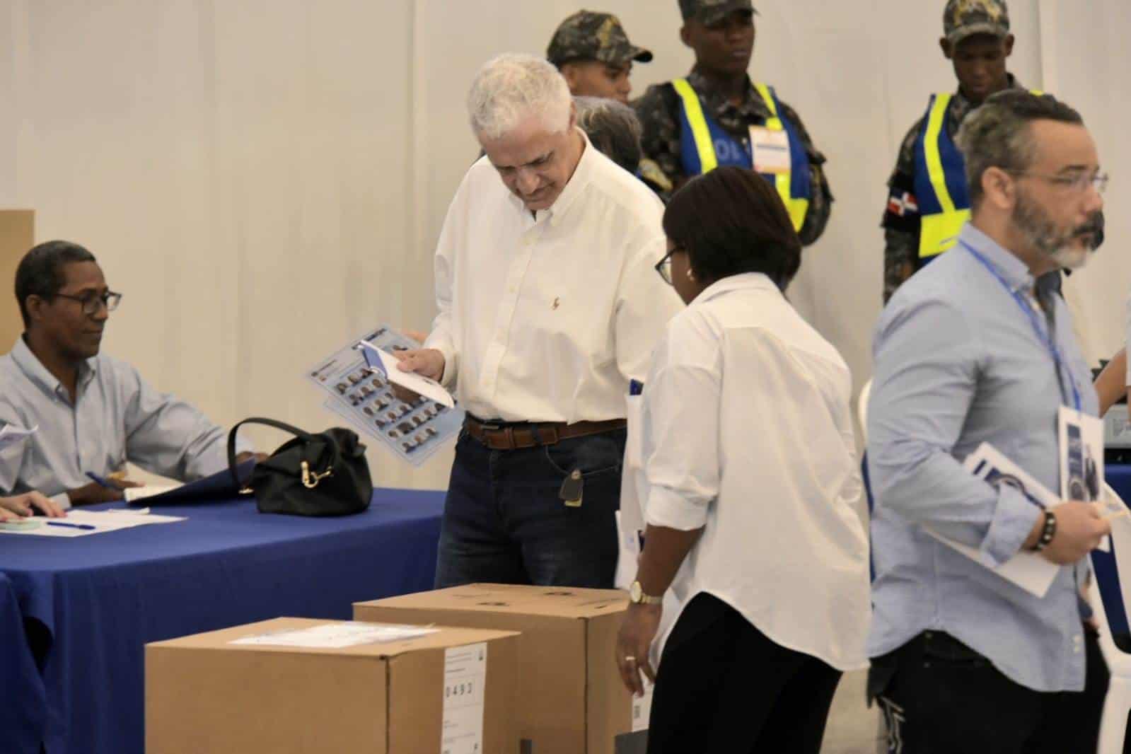 Ciudadanos ejerciendo su derecho al voto en las primarias del PRM.