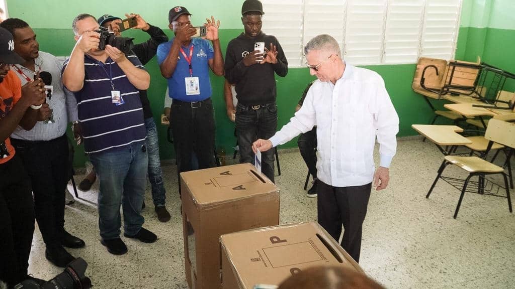 Manuel Jiménez, alcalde de Santo Domingo Este, acude a las urnas.