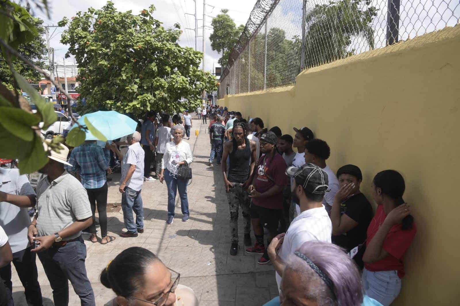 Militantes del  PRM hacen una fila en un centro de votación en Santo Domingo Este