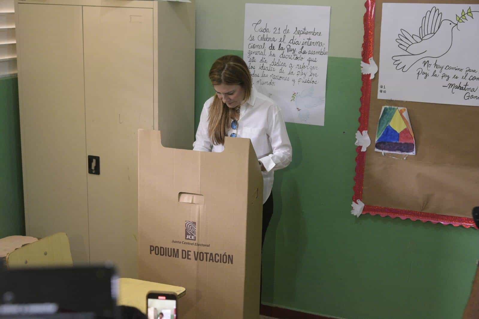 La alcaldesa del Distrito Nacional, Carolina Mejía, ejerciendo su derecho al voto en las primarias del PRM.