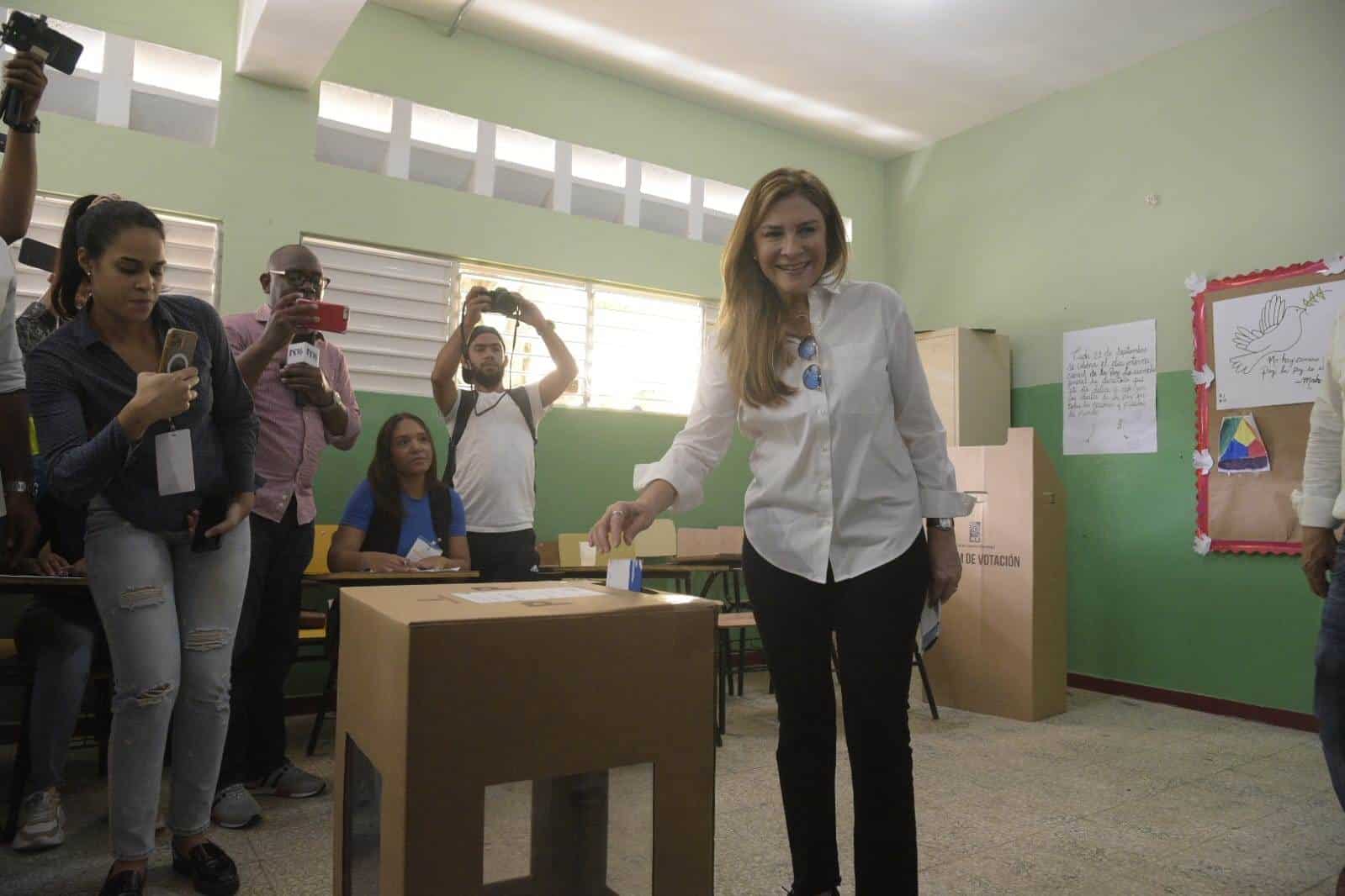 La alcaldesa del Distrito Nacional, Carolina Mejía, ejerciendo su derecho al voto en las primarias del PRM.