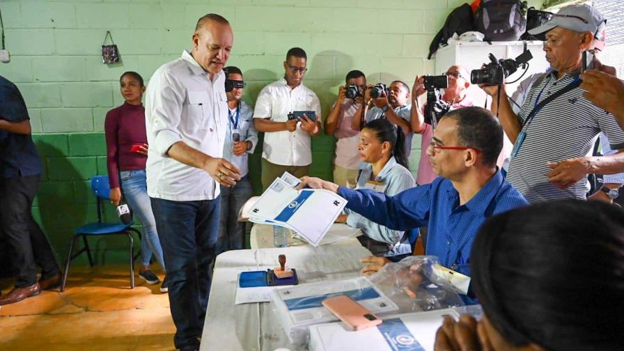 Centros de votaciones en Santiago abren sin contratiempos