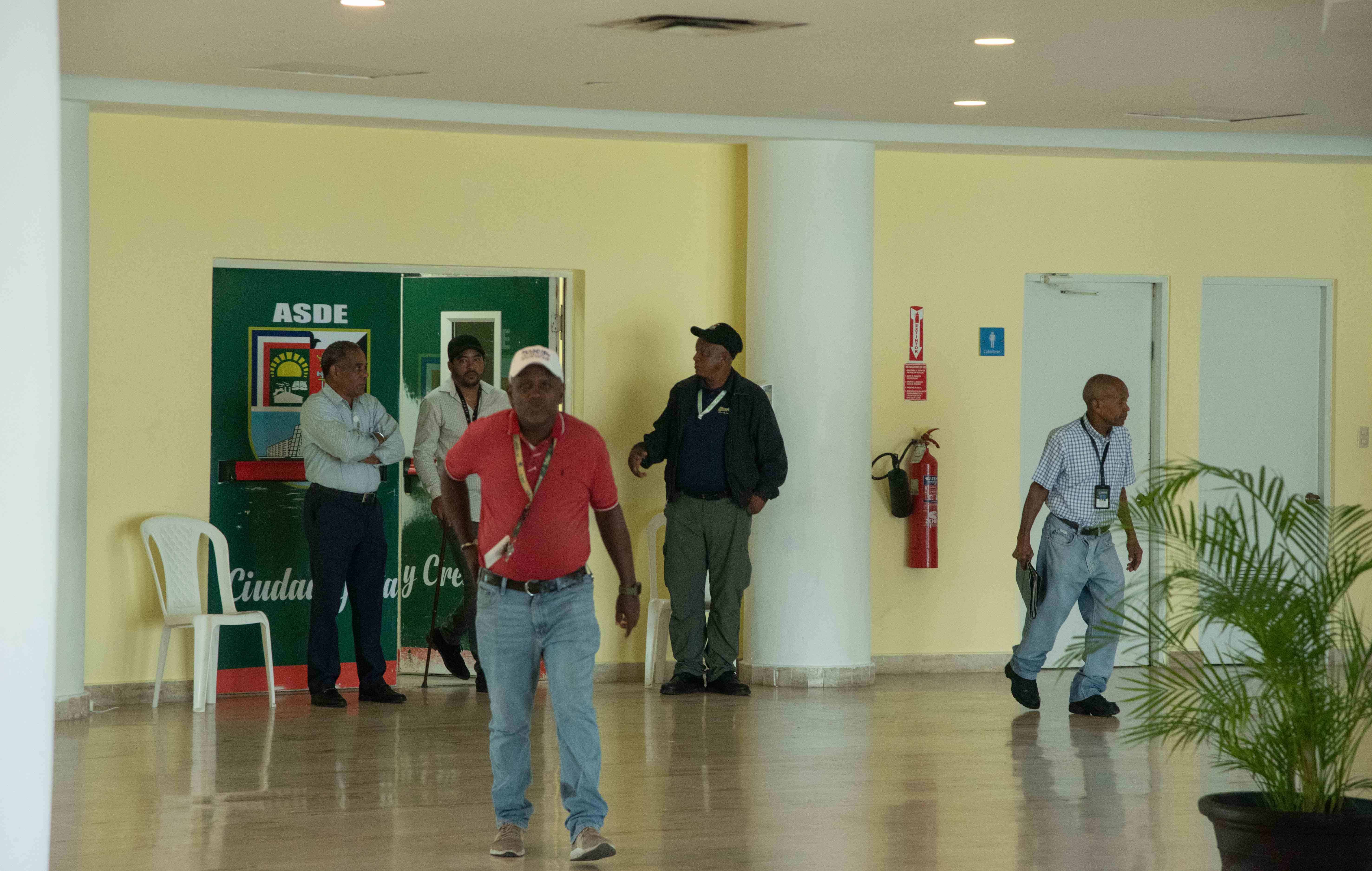 Empleados y visitantes en la Alcaldía de Santo Domingo Este.