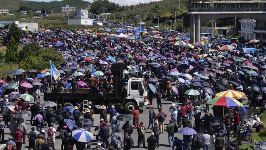 Bloquean carreteras de Guatemala para exigir cese de persecución electoral