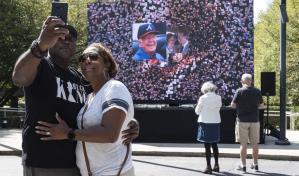 Jimmy Carter cumple 99 años acompañado de su esposa; recibe homenajes de diversas partes del mundo