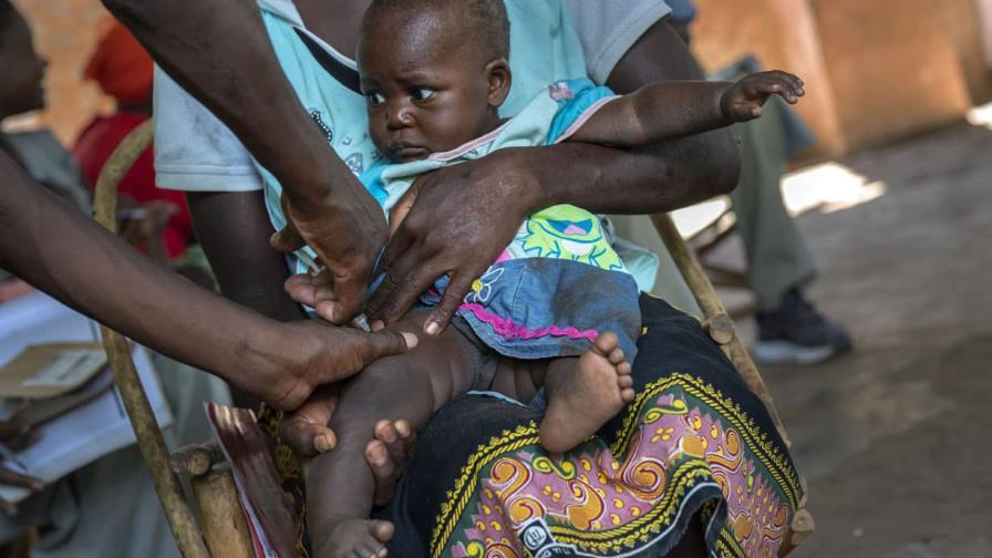 OMS autoriza segunda vacuna contra la malaria