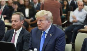 Trump llega a corte de NY para enfrentar demanda, a la que tilda de "estafa"