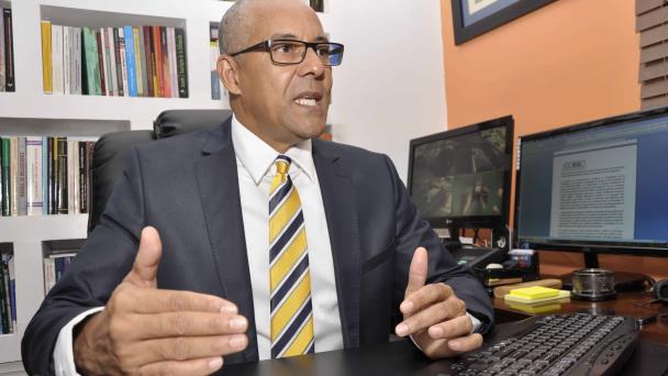 Julio César de la Rosa cree necesario Contrataciones Públicas elabore protocolo para informes de uso de recursos