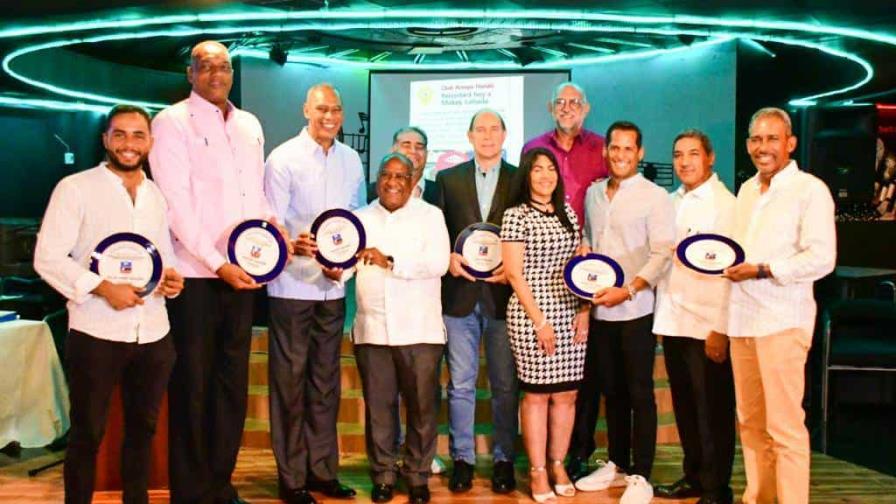 Club Arroyo Hondo reconoce a "Luminarias del deporte" y hace homenaje póstumo a Mackey Calzada