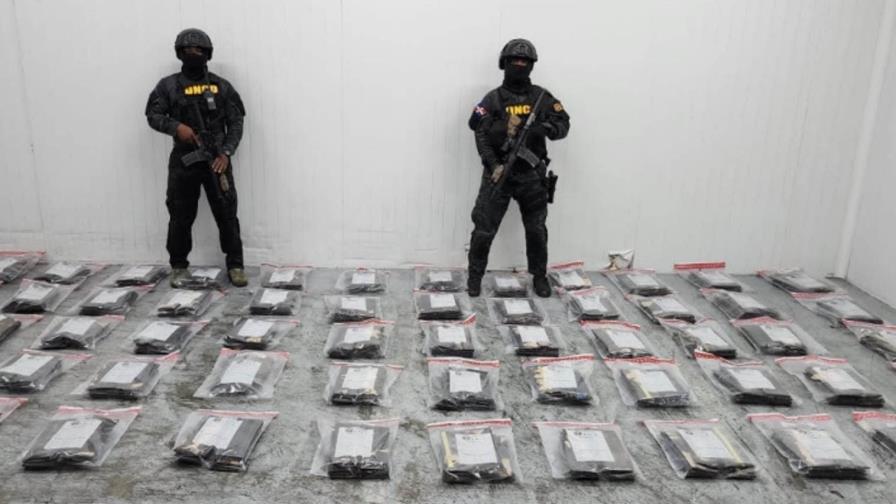 Confiscan 591 láminas de drogas escondidas en cajas de guineos en puerto Caucedo