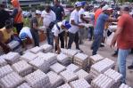 Regalan miles de huevos por alegada exclusión de su compra a productores por cierre fronterizo