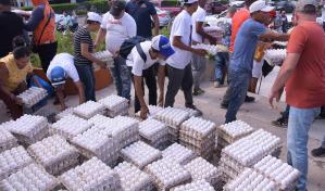 Regalan miles de huevos por alegada exclusión de su compra a productores por cierre fronterizo