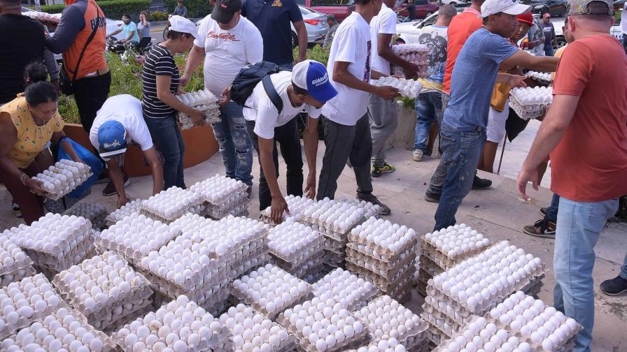Regalan miles de huevos por alegada exclusión de su compra a productores por cierre fronterizo