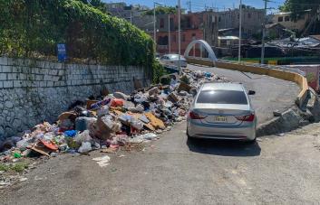 Residentes en el Caliche de Los Ríos denuncian basurero frente a un centro de salud