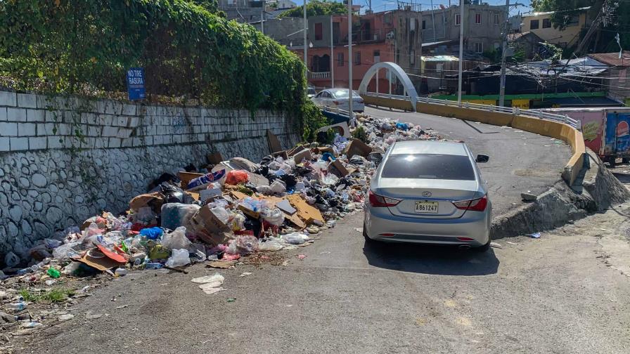 Residentes en el Caliche de Los Ríos denuncian basurero frente a un centro de salud