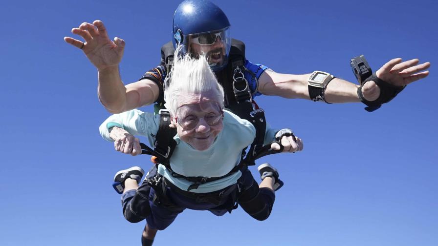 Muere Dorothy Hoffner, la mujer de 104 años que se lanzó de un paracaídas para romper récord