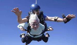 Una mujer de 104 años espera batir récord de paracaidista más viejo del mundo