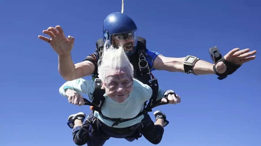 Una mujer de 104 años espera batir récord de paracaidista más viejo del mundo