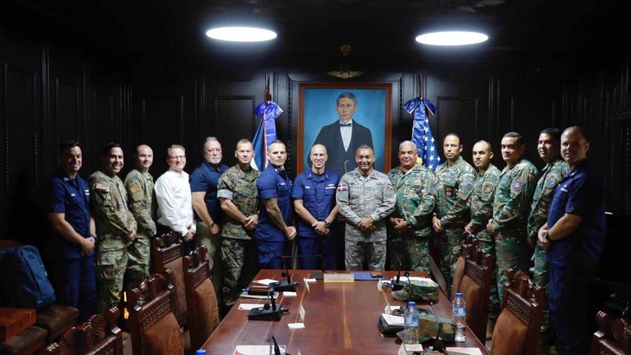 Director de la Fuerza de Tarea Interagencial Sur de EE.UU. visita la Base Aérea de San Isidro