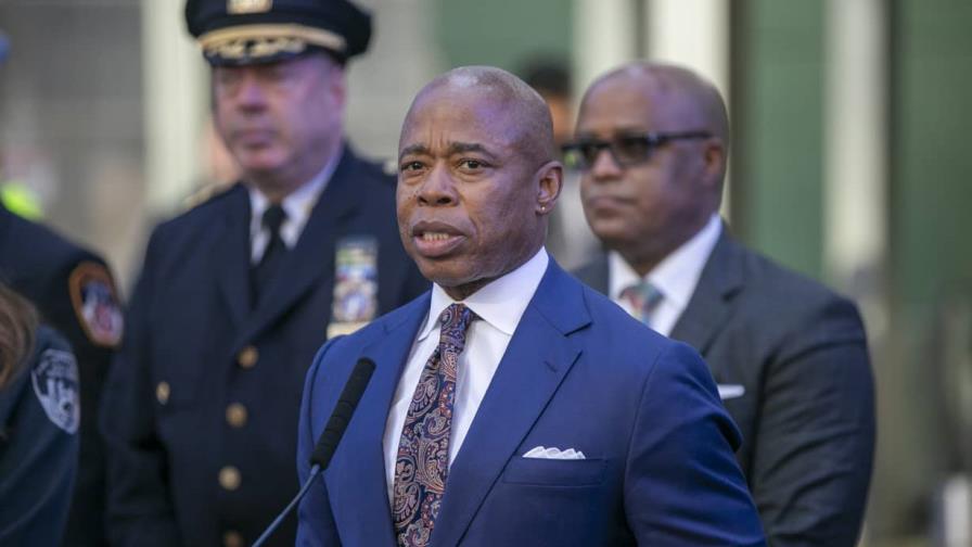 Alcalde de Nueva York hace recortes al nuevo presupuesto que atribuye a la crisis migratoria