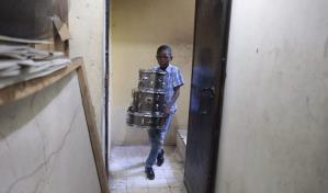 Estudiantes haitianos tocan baterías y guitarras para huir del hambre y la violencia