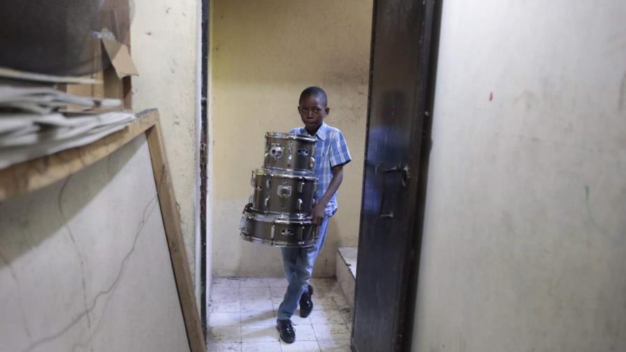 Estudiantes haitianos tocan baterías y guitarras para huir del hambre y la violencia