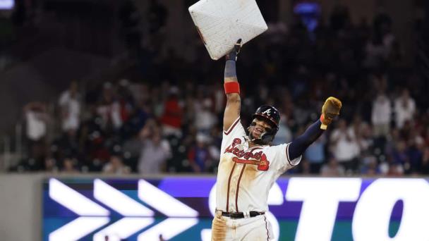Acuña busca robarse las bases y el show en octubre, en la era del béisbol acelerado