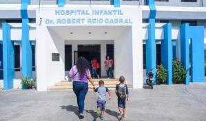 Padres negligentes: llevan a los hijos al médico después de cinco días de fiebre