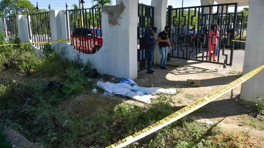 Hallan  seis cadáveres de recién nacidos en la entrada del cementerio Cristo Salvador