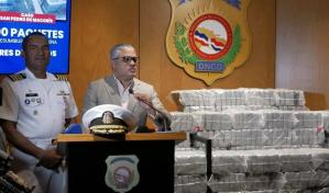 Autoridades ocupan 300 paquetes de droga tras intensa persecución a lancha en SPM