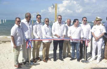 Presidente inaugura hogar de ancianos, muelle y sucursal del CTC en La Altagracia