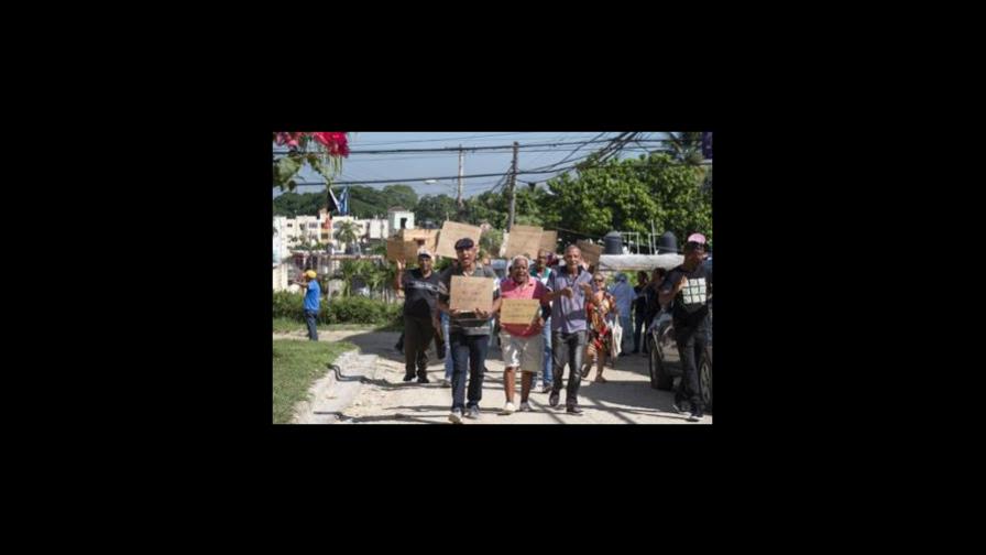 Moradores del residencial Los Jardines de Genoveva marchan por arreglo de las calles