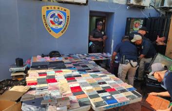 Policía allana casa en la 42 de Capotillo y encuentra 203 Iphone robados