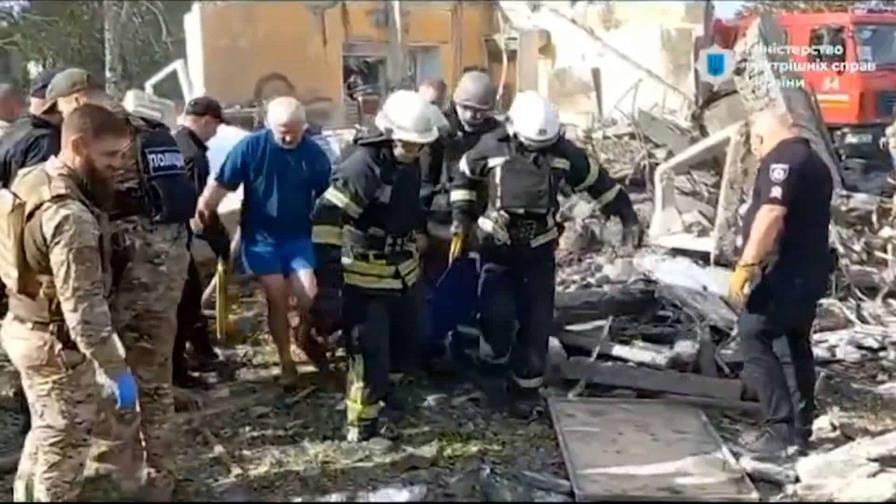 Zelenski denuncia al menos 48 muertos en un ataque ruso contra un pueblo de Járkov