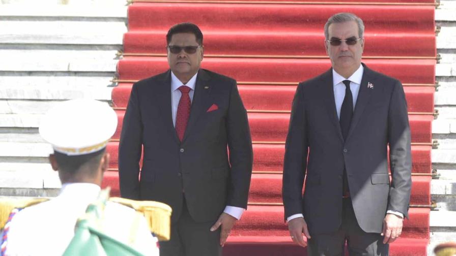 Luis Abinader recibe al presidente de Surinam en el Palacio Nacional