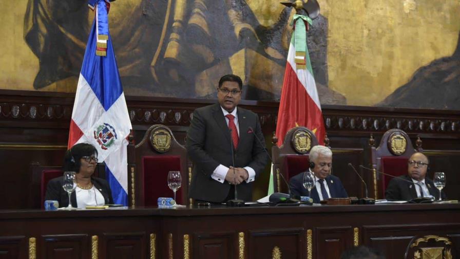 Presidente de Surinam promete envío de tropas a Haití en visita al Congreso dominicano