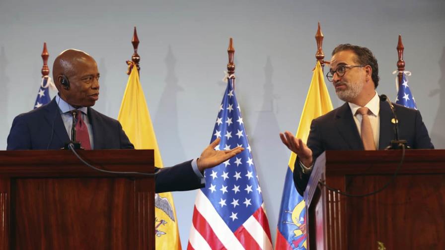 Eric Adams compara en Quito la crisis migratoria con un “virus muy agresivo”