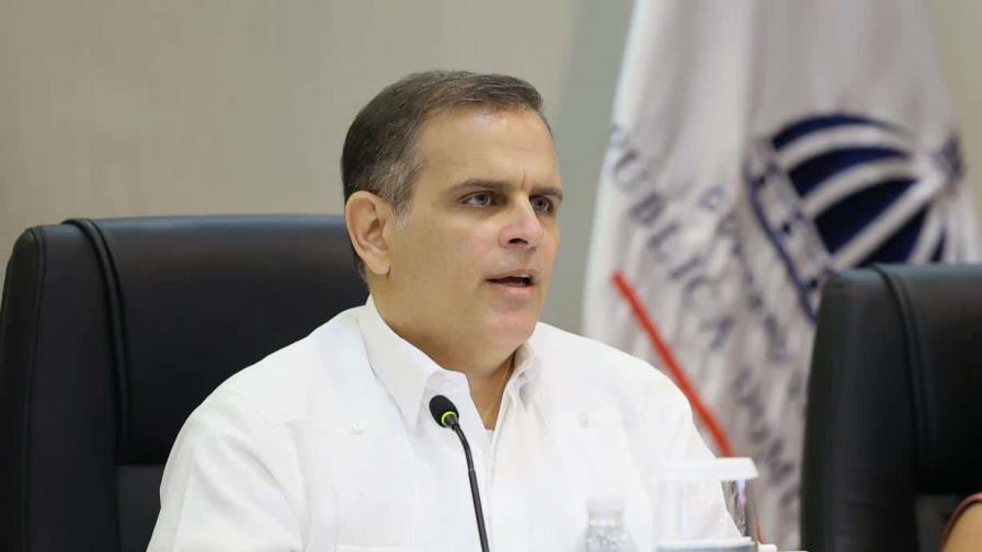 Ministro de Hacienda reporta reducción del déficit fiscal ante preocupación de inversionistas