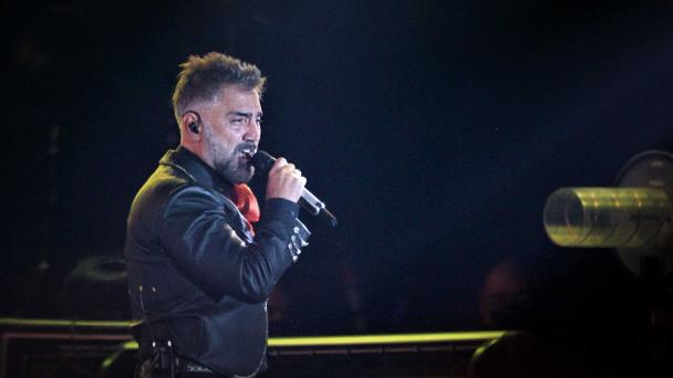 Alejandro Fernández en estado inconveniente en pleno concierto