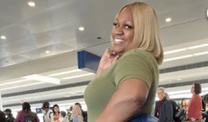 VIRAL| Pasajera esconde ropa en su cuerpo para evitar pagar equipaje en un vuelo