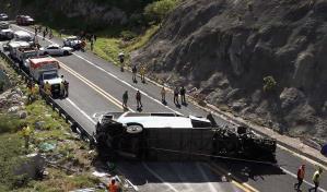 Al menos 18 migrantes muertos y otros 30 heridos tras volcar un autob&uacute;s en M&eacute;xico